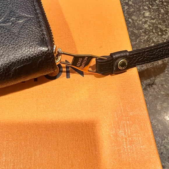 black zippy Louis Vuitton wallet - Picture 4 of 8